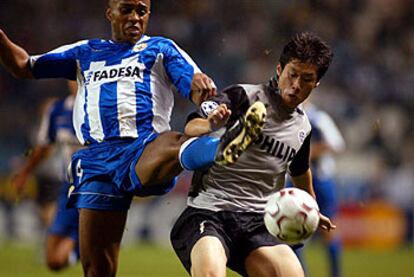 Andrade pelea con Ji-Sung Park por la pelota.