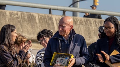 El fotógrafo Sebastião Salgado recibe el Premio Joan Guerrero de Catalunya Mirades Solidàries de manos de Laura Guerrero, hija de Joan Guerrero, en presencia de Crista, Mireia González, alcaldesa de Santa Coloma de Gramenet i el padre Gabicho, persona clave en la amistad en la distancia entre Joan Guerrero y Sebastião Salgado.