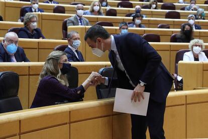 Pedro Sánchez saluda a Yolanda Díaz durante una sesión en el Senado.