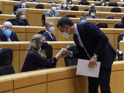 Pedro Sánchez saluda a Yolanda Díaz durante una sesión en el Senado.