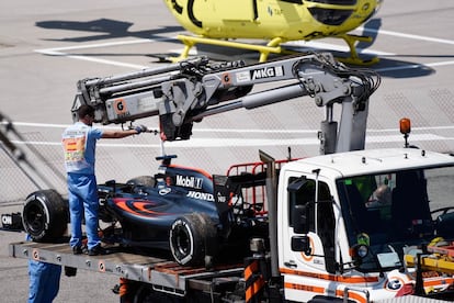 El monoplaza de Fernando Alonso después de la avería en la vuelta 47.