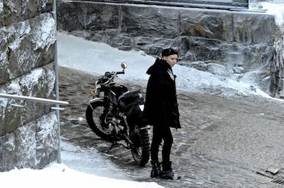 En la versión estadounidense de las aventuras basadas en las novelas de Stieg Larsson, Lisbeth Salander se desplaza en moto, Y el problema era ¿Qué moto usaría una persona en la veintena tan inteligente como dada a moverse fuera de lo habitual? La moto elegida fue una Honda CB 350 de los años sesenta. Moto que aúna dos de los principales requerimientos de cualquier producción cinematográfica, que sea fiable y fácil de conducir. Además de una auténtica belleza.