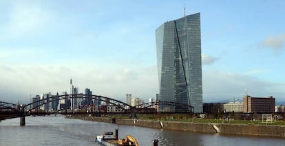 Vista de una barcaza navegando en el río Meno a su paso por la sede del Banco Central Europeo (BCE)