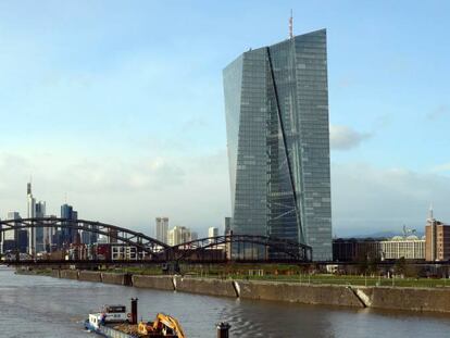 Vista de una barcaza navegando en el río Meno a su paso por la sede del Banco Central Europeo (BCE)