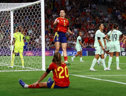 Esther González salta tras marcar el cuarto gol de España.