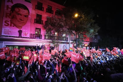 Socialist Party (PSOE) leader Pedro Sánchez, accompanied by his wife and other PSOE members, celebrates the electoral victory outside the party’s headquarters in Ferraz street (Madrid).