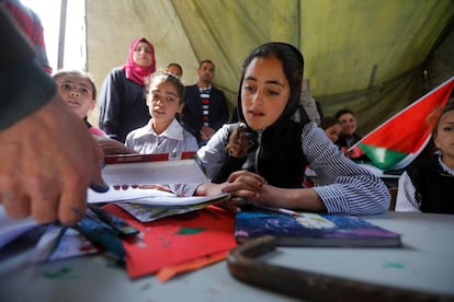 Varios niños palestinos, este martes, estudian dentro de tiendas de campaña en la localidad palestina de Zanoba, cerca de la ciudad cisjordana de Hebrón. El Ejército israelí confiscó cuatro barracones que se utilizaban como escuelas, lo que forzó a los estudiantes y profesores a realizar su actividad en tiendas de campaña.