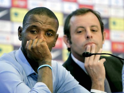 Eric Abidal (izquierda),con el expresidente del Barcelona Sandro Rossell, en una rueda de prensa en 2013 en Barcelona.