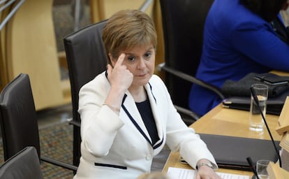 La primera ministra escocesa, Nicola Sturgeon, anuncia la seva intenció de preparar un altre referèndum d'independència al Parlament escocès.