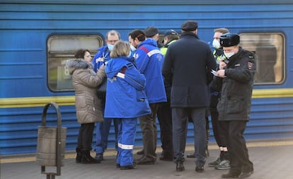 Dispositivo médico en la estación de Kiev de Moscú, después de que un ciudadano chino presentase síntomas similares a los del coronavirus, el 21 de febrero.