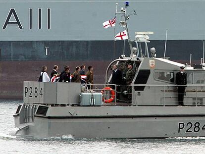 El féretro con el cadáver de David White, cubierto con la bandera británica, es transportado por un barco de la Marina en el puerto de Gibraltar.