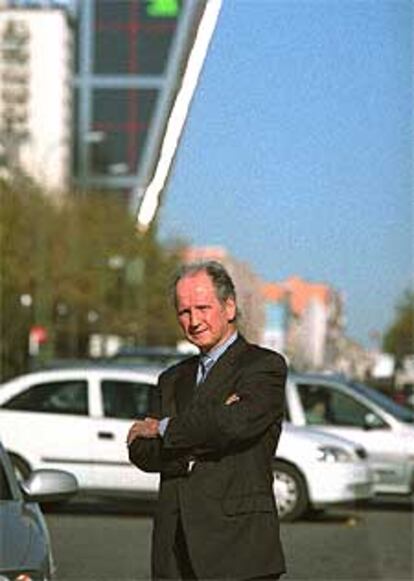 El presidente del Parlamento vasco, Juan María Atutxa, en Madrid, momentos después de la entrevista.