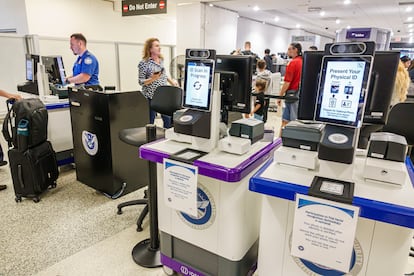 Cámaras de reconocimiento facial en el control de acceso en el Aeropuerto Internacional de Miami, Florida.