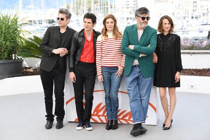 El director de 'Chambre 212', Christophe Honore (segundo por la derecha), junto con el resto del elenco, desde la izquierda, Benjamin Biolay, Vincent Lacoste, Chiara Mastroianni y Camille Cottin.