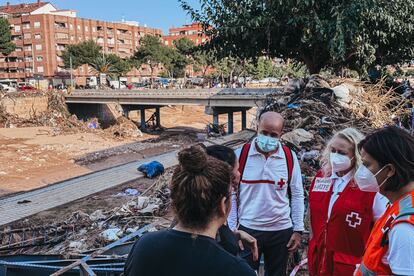 Miembros de la Cruz Roja en Paiporta (Valencia).