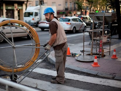 Un operario trabaja con un cable de fibra en un despliegue de red. Foto: Getty images