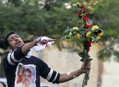 Un cristiano copto se manifiesta en El Cairo tras los disturbios.