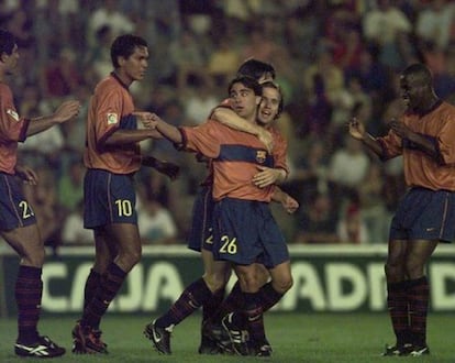 Xavi debuta con el primer equipo del FC Barcelona en 1998, en un partido de la Supercopa de España contra el Mallorca, a las ordenes de Louis van Gaal. Consiguió marcar un gol en su debut.