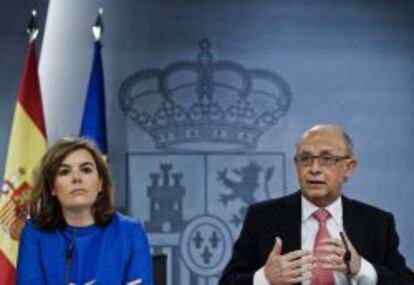 La vicepresidenta del Gobierno, Soraya S&aacute;enz de Santamar&iacute;a, y el ministro de Hacienda y Administraciones P&uacute;blicas, Crist&oacute;bal Montoro.