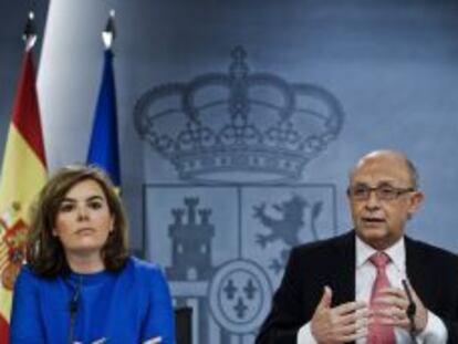 La vicepresidenta del Gobierno, Soraya S&aacute;enz de Santamar&iacute;a, y el ministro de Hacienda y Administraciones P&uacute;blicas, Crist&oacute;bal Montoro.