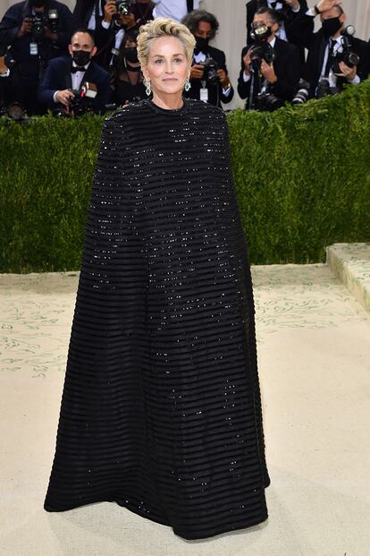 Sharon Stone, de negro y con un diseño de Tom Browne.