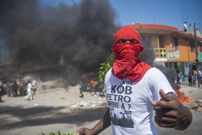 Manifestantes queman neumáticos durante una marcha contra la corrupción y la impunidad en Puerto Príncipe (Haití). 