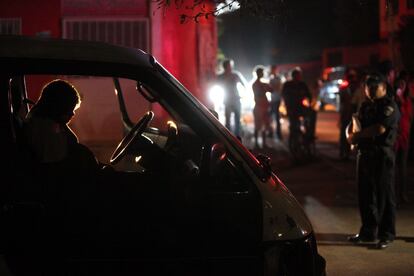 Uno de los sectores más amenazados es el transporte público, donde se repiten continuamente los atracos. En esta imagen, tomada el 9 de marzo, el cadáver del chófer Wilmer Barahona yace en su furgoneta tras haber sido tiroteado.