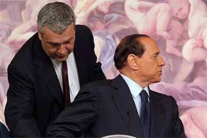 Domenico Siniscalco (izquierda) aparece junto a Silvio Berlusconi durante una rueda de prensa, el pasado junio.