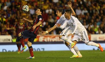 Coentrão y Sergio Ramos persiguen a Messi.