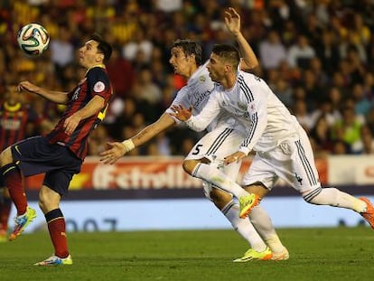 Coentr&atilde;o y Sergio Ramos persiguen a Messi.