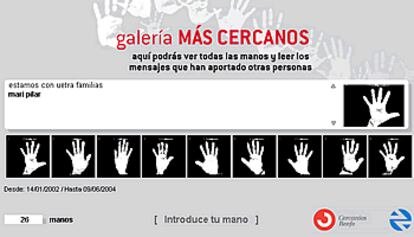 Una página web ofrece la posibilidad de dejar mensajes de apoyo y solidaridad con los madrileños por el 11-M que luego se muestran en una pantalla gigante.