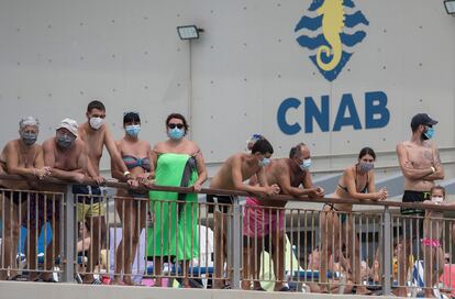 Swimmers wear masks at the Barceloneta Swimming Club. 