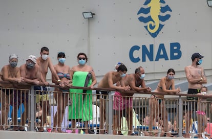 Swimmers wear masks at the Barceloneta Swimming Club. 