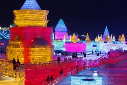 Los pocos occidentales que se atreven con Harbin muestran su satisfacción por haber emprendido la aventura. "Es maravilloso", explica a Efe David, un turista estadounidense que asegura que "nunca había visto nada igual". En la imagen, luces de colores iluminan las esculturas de hielo.