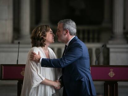 Colau y Collboni tras presentar el acuerdo en el Ayuntamiento. 