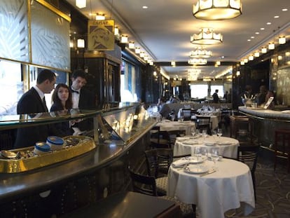 Imagen de un restaurante de lujo en el centro de París.
