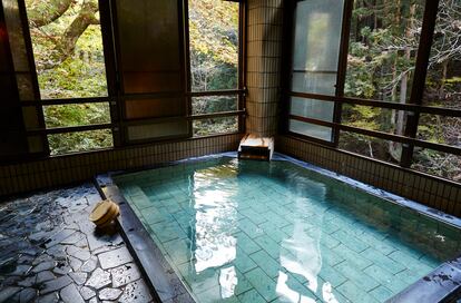 Japón tiene una gran tradición termal. Proliferan en la capital 'onsen' o manantiales termales con bondades relajantes y terapéuticas.