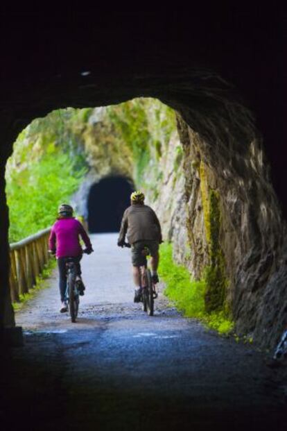 Ciclistas en la vía verde de la Senda del Oso, en Proaza (Asturias).