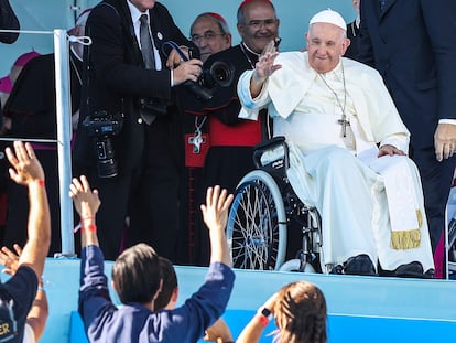 El papa Francisco saluda a jóvenes en un acto en el parque Eduardo VII de Lisboa, el 4 de agosto.