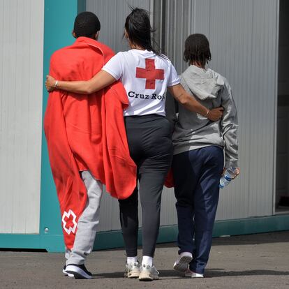 GRAFCAN1901. EL PINAR (EL HIERRO), 15/07/2024.-Siete de los 51 ocupantes de un cayuco llegado este lunes por la mañana a La Restinga, en El Hierro, han sido hospitalizados, entre ellos dos menores que han sido evacuados a Tenerife, han informado fuentes sanitarias. EFE/Gelmert Finol
