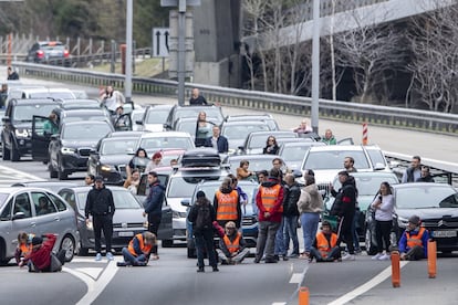Activistas contra el cambio climático bloquean el túnel de San Gotardo en Suiza, el día 7.