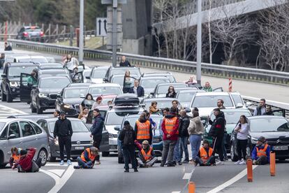 Activistas contra el cambio climático bloquean el túnel de San Gotardo en Suiza, el día 7.