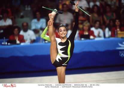 Carolina Pascual, gimnasta d'Espanya, aixeca una cama en el seu exercici de maces, als Jocs Olímpics Barcelona 1992.