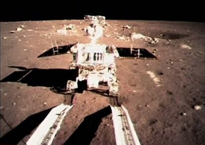 El robot 'Yutu' en el suelo lunar captado por la sonda 'Chang E3'.