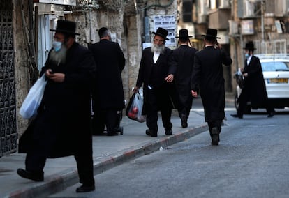 Varias personas caminan en el barrio de Mea Shearim, en Jerusalén, este jueves.