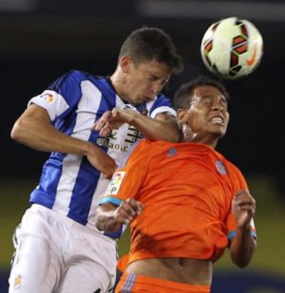 Elustondo despeja el balón en un partido con la Real.