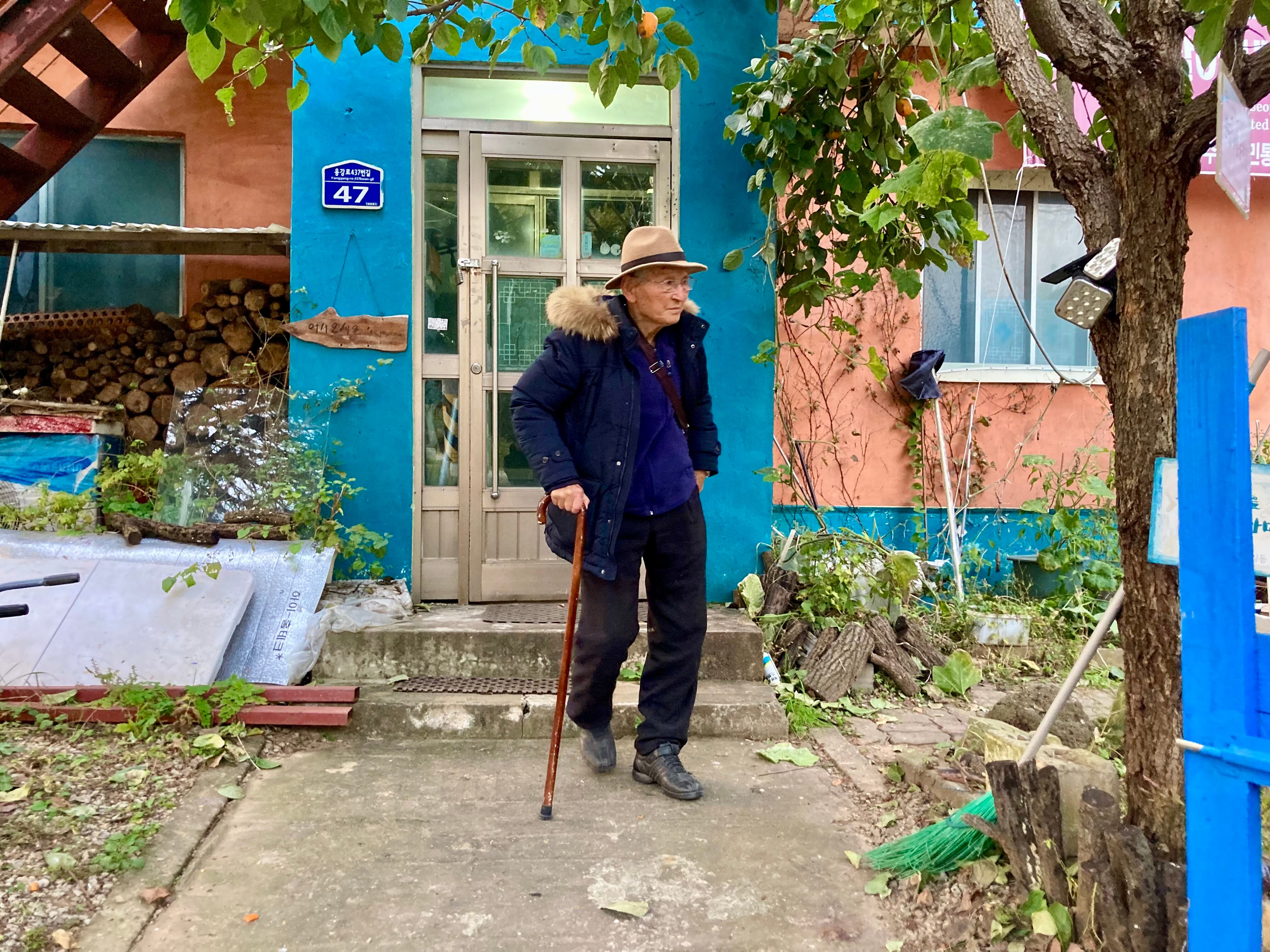 Ahn Hak-seop en la puerta de la parroquia.