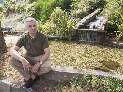 Jos&eacute; Blanco, en un jard&iacute;n de Santiago de Compostela