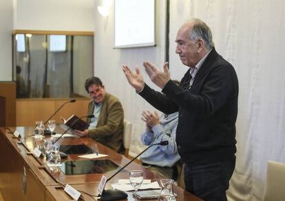 Joan Margarit recibe de pie los aplausos, antes de una lectura de Luis Garc&iacute;a Montero.