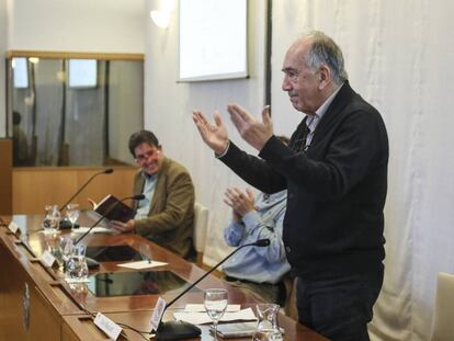 Joan Margarit recibe de pie los aplausos, antes de una lectura de Luis Garc&iacute;a Montero.